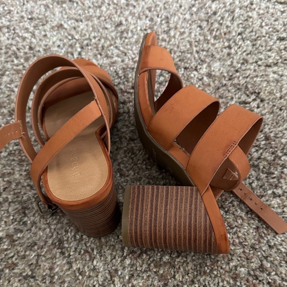Bamboo Women's Tan Heeled Sandals - Picture 4 of 7